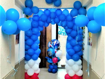 Interactive photo booth balloon decorations Dubai with shimmer walls