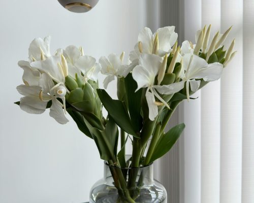 Sophisticated white lilies for luxury Valentine's Day floral styling and home decor in the UAE.